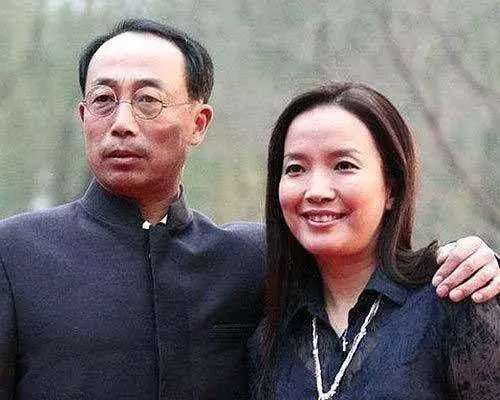 鄭佩佩嫁女,前夫陪女兒出場,而他離婚後,卻嫌親兒子醜不參加婚禮!