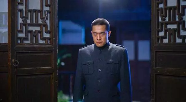 鄭佩佩嫁女,前夫陪女兒出場,而他離婚後,卻嫌親兒子醜不參加婚禮!