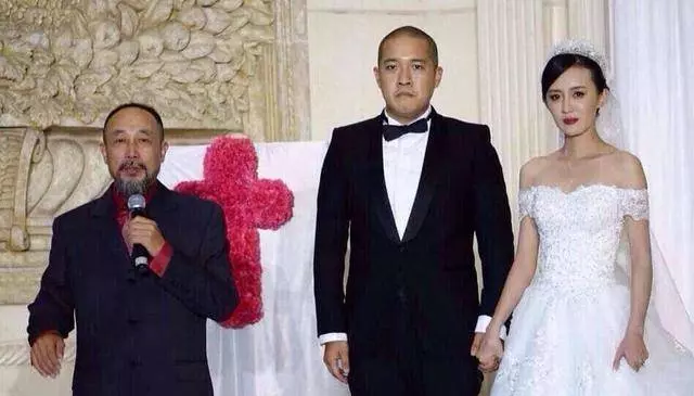 鄭佩佩嫁女,前夫陪女兒出場,而他離婚後,卻嫌親兒子醜不參加婚禮!