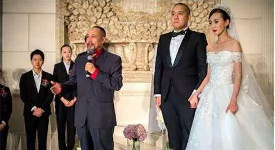 鄭佩佩嫁女,前夫陪女兒出場,而他離婚後,卻嫌親兒子醜不參加婚禮!