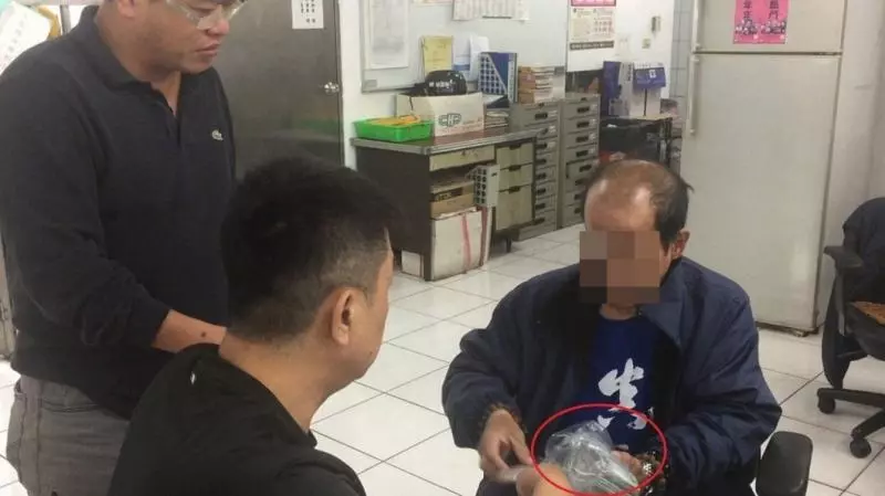 74萬找到了!「超商放一個月」險當垃圾 警察靠「燒焦味」離奇破案失主痛哭:這是保命錢