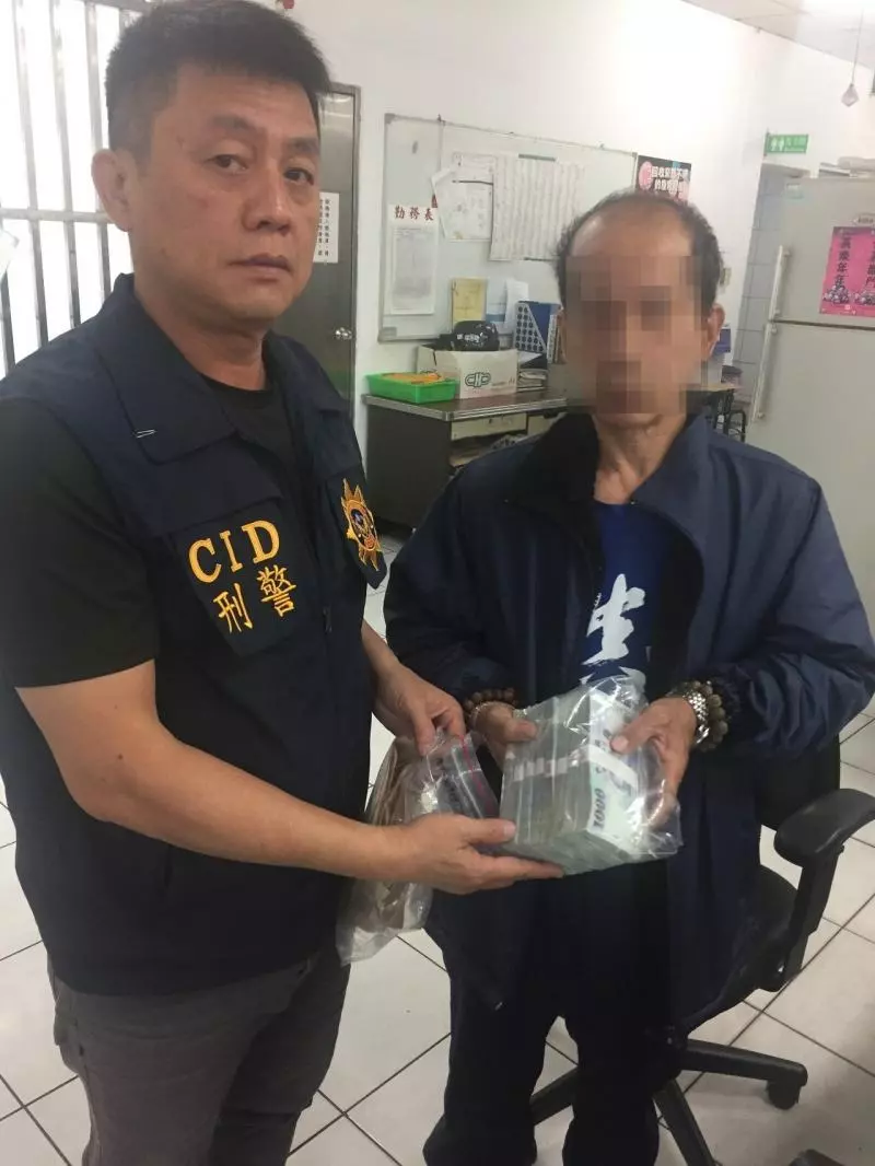 74萬找到了!「超商放一個月」險當垃圾 警察靠「燒焦味」離奇破案失主痛哭:這是保命錢
