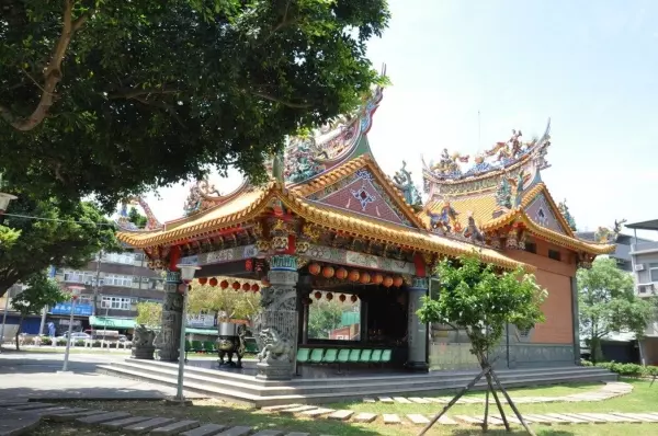 如果夢到蛇,趕快去拜土地公,土地公正找你給你送錢呢
