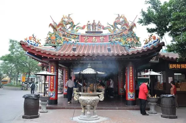 如果夢到蛇,趕快去拜土地公,土地公正找你給你送錢呢