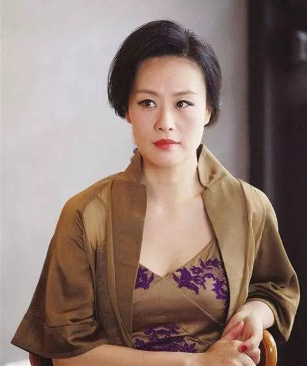 曾是世界最美50人之一!她與丈夫「恩愛25年無所出」 如今52歲「隨時間自然老去」仍很美