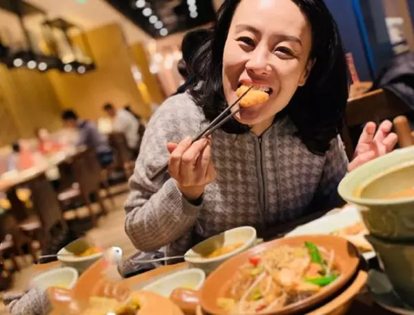 曾是世界最美50人之一!她與丈夫「恩愛25年無所出」 如今52歲「隨時間自然老去」仍很美
