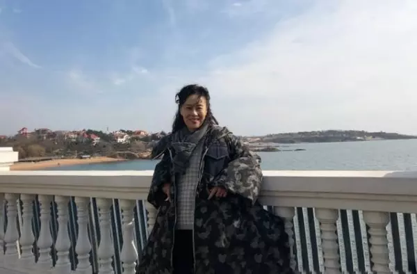 曾是世界最美50人之一!她與丈夫「恩愛25年無所出」 如今52歲「隨時間自然老去」仍很美