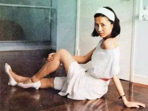 26歲嫁給65歲的老頭做「姨太太」,今坐老公腿上秀恩愛,右手一動作,暴露了太多!