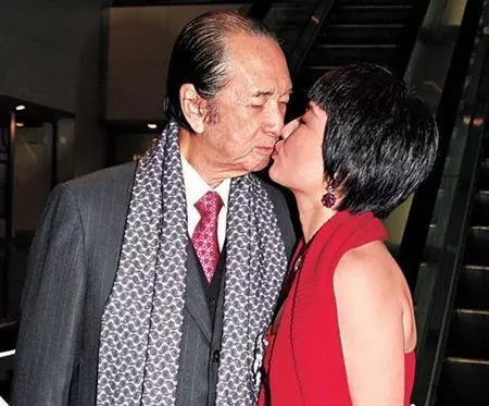 26歲嫁給65歲的老頭做「姨太太」,今坐老公腿上秀恩愛,右手一動作,暴露了太多!
