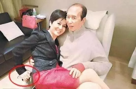 26歲嫁給65歲的老頭做「姨太太」,今坐老公腿上秀恩愛,右手一動作,暴露了太多!