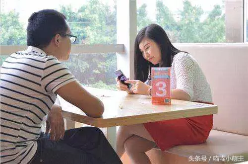 帶女友回家吃飯,媽媽不停用腳踢我,我低頭一看,當場提分手!