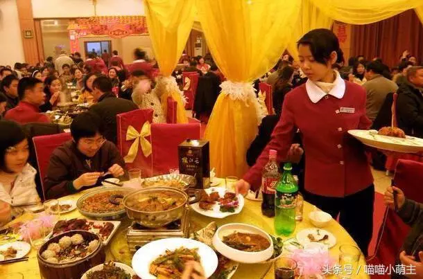 帶女友回家吃飯,媽媽不停用腳踢我,我低頭一看,當場提分手!