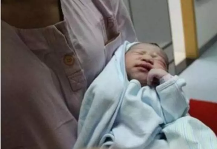 爸爸姓「尿」,不願意女兒隨他姓 ,老婆取一名,全家稱讚!