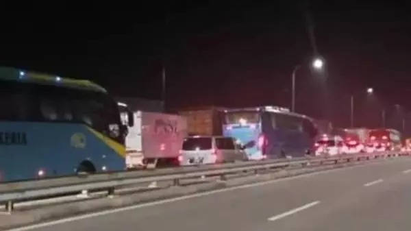 剛剛發生在今天清晨4時25分,Tuas關卡發生大事情.... 導致大家都不能過新加坡了!!