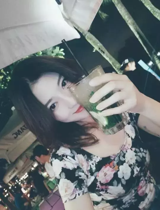 曾是中國美女富二代,23歲因意外隻身來新加坡打拚,掌管7404億資產