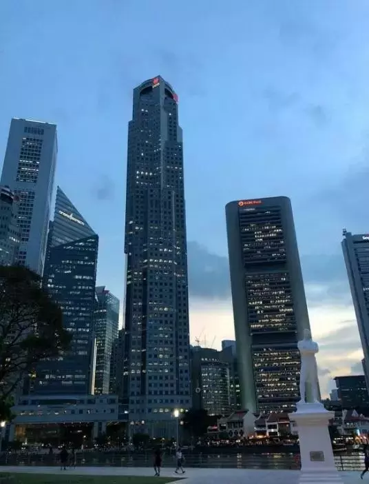 曾是中國美女富二代,23歲因意外隻身來新加坡打拚,掌管7404億資產