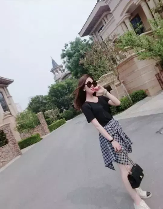 曾是中國美女富二代,23歲因意外隻身來新加坡打拚,掌管7404億資產