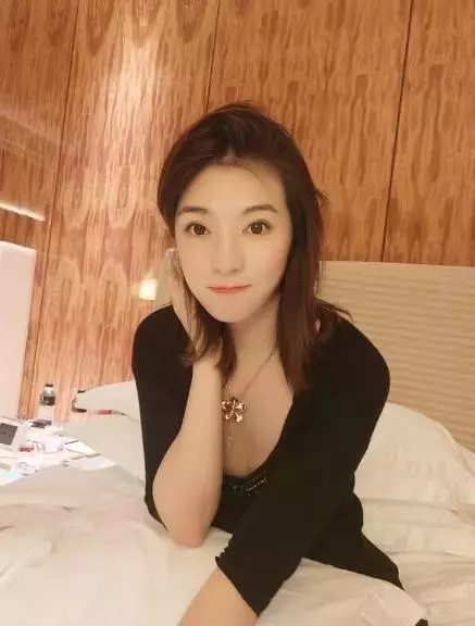 曾是中國美女富二代,23歲因意外隻身來新加坡打拚,掌管7404億資產