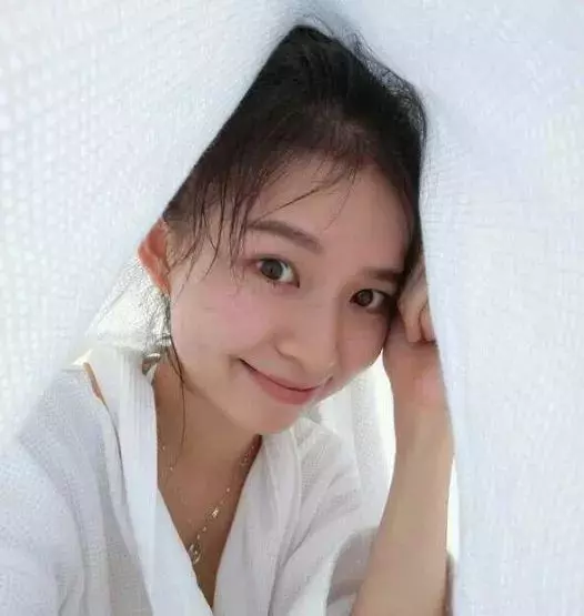 曾是中國美女富二代,23歲因意外隻身來新加坡打拚,掌管7404億資產