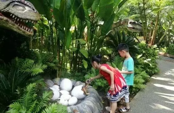 曾是中國美女富二代,23歲因意外隻身來新加坡打拚,掌管7404億資產