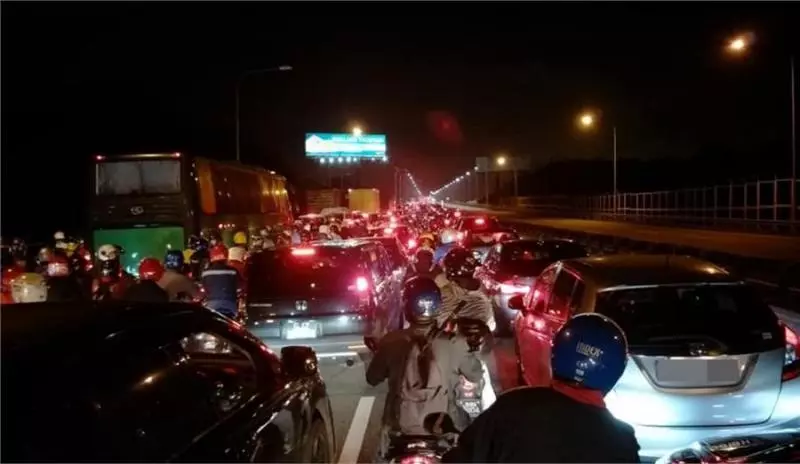 新加坡大士關卡出事故,重型車道關閉!