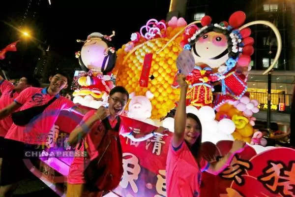 【一起去游神】各出奇招看游神 狗狗也來湊熱鬧 !