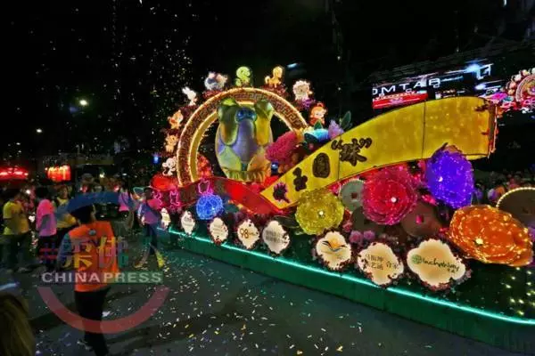 【一起去游神】各出奇招看游神 狗狗也來湊熱鬧 !