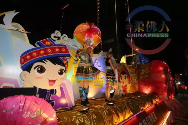 【一起去游神】各出奇招看游神 狗狗也來湊熱鬧 !
