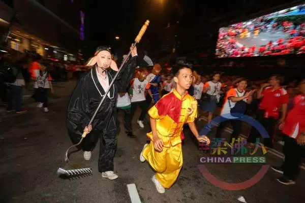 【一起去游神】各出奇招看游神 狗狗也來湊熱鬧 !