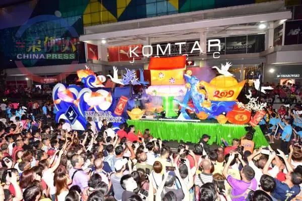 【一起去游神】各出奇招看游神 狗狗也來湊熱鬧 !