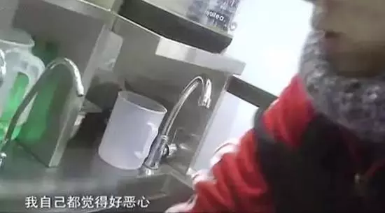 台灣50嵐奶茶被爆吸出小強,網友:「這下戒掉奶茶了」!