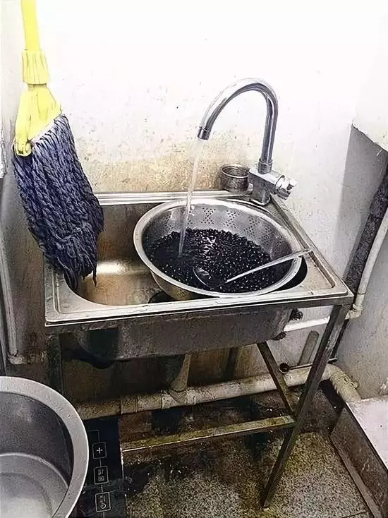 台灣50嵐奶茶被爆吸出小強,網友:「這下戒掉奶茶了」!