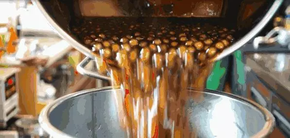 台灣50嵐奶茶被爆吸出小強,網友:「這下戒掉奶茶了」!