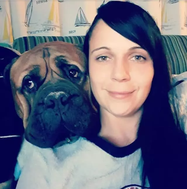 狗狗罹癌僅剩四個月,為讓它能見證主人幸福,新娘將婚禮提前舉行