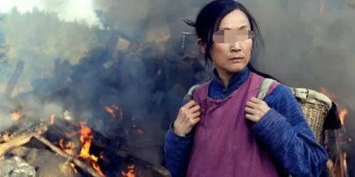 寡婦撿回一男子,卻發現他每天都在院裡挖坑,兩個月後,「坑」中驚喜不斷