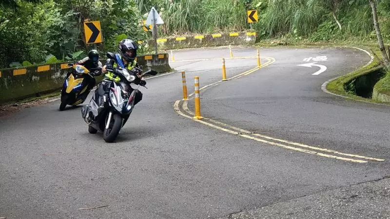 13屁孩凌晨飆台中136縣道擾山神!詭異老人招手「指天機」,網友奔往巡查驚見「藤蔓纏輪」恐怖車禍!