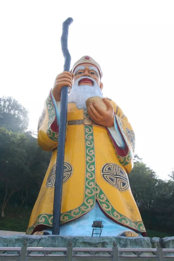 13屁孩凌晨飆台中136縣道擾山神!詭異老人招手「指天機」,網友奔往巡查驚見「藤蔓纏輪」恐怖車禍!
