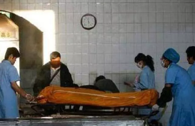 起死回生!妻子難產離世,悲痛丈夫火化現場大喊「抬出遺體」,家人癱倒地上!
