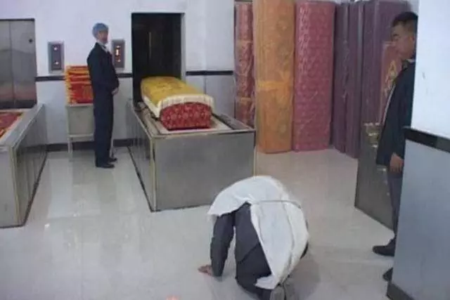起死回生!妻子難產離世,悲痛丈夫火化現場大喊「抬出遺體」,家人癱倒地上!