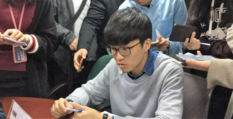 台大生30分鐘砍斷蔣銅像「馬腳」政大喊告!台大生:斷馬腳除威權!