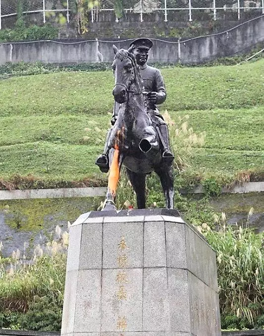 台大生30分鐘砍斷蔣銅像「馬腳」政大喊告!台大生:斷馬腳除威權!