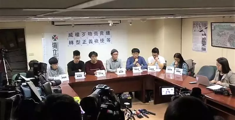 台大生30分鐘砍斷蔣銅像「馬腳」政大喊告!台大生:斷馬腳除威權!