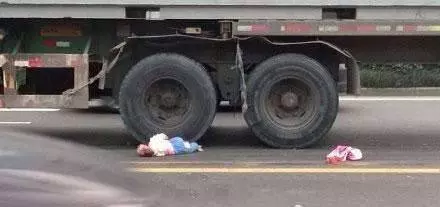 【8月大嬰兒遭碾壓身亡】夫妻吵架竟狠心將兩個孩子扔進車流!!簡直不是人!!貨車司機直呼:為什麼要害我………