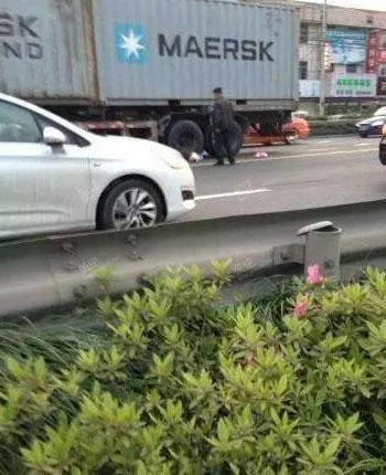 【8月大嬰兒遭碾壓身亡】夫妻吵架竟狠心將兩個孩子扔進車流!!簡直不是人!!貨車司機直呼:為什麼要害我………