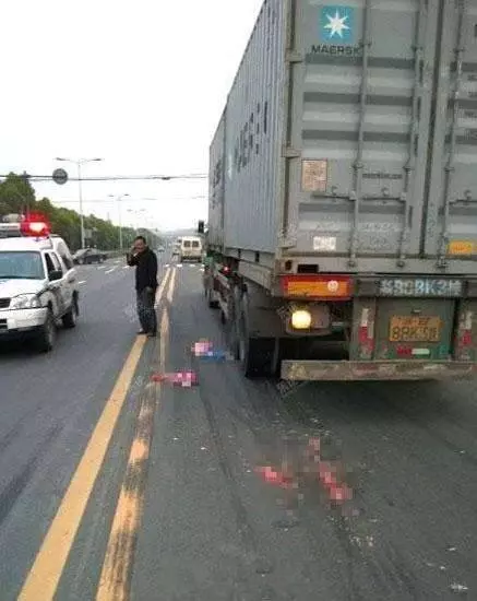 【8月大嬰兒遭碾壓身亡】夫妻吵架竟狠心將兩個孩子扔進車流!!簡直不是人!!貨車司機直呼:為什麼要害我………