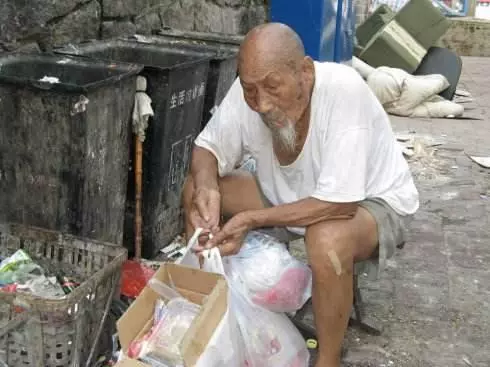 為什麼人一上了年紀後,就有老年臭?教你正確避免,臭味不再來
