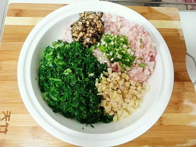薺菜號稱補鈣高手,可聰明的人會用這幾種吃法,養生效果翻倍