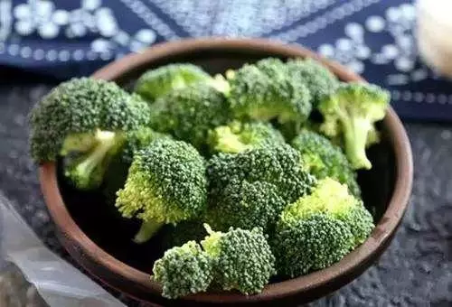 血液粘稠容易誘發心血管病,營養師:清理血管,吃1種食物喝1種水