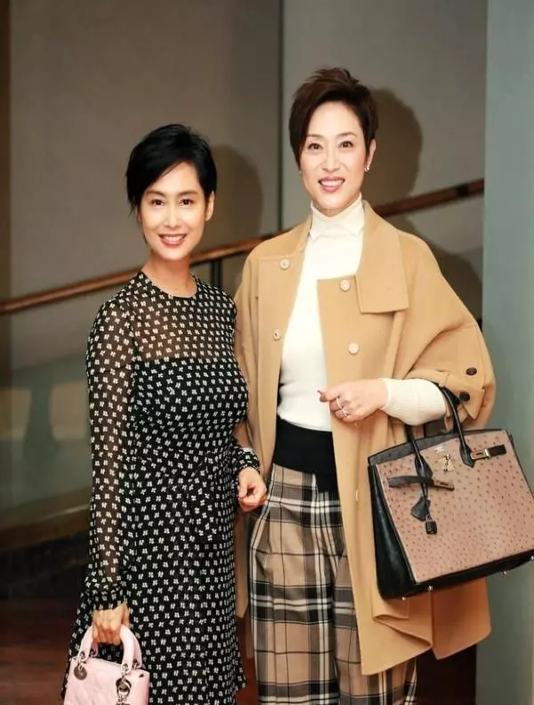 73歲鄭佩佩嫁女兒,朱茵陳法蓉蔡少芬齊現身,場面既溫馨又感人!