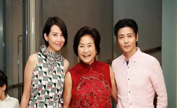 73歲鄭佩佩嫁女兒,朱茵陳法蓉蔡少芬齊現身,場面既溫馨又感人!